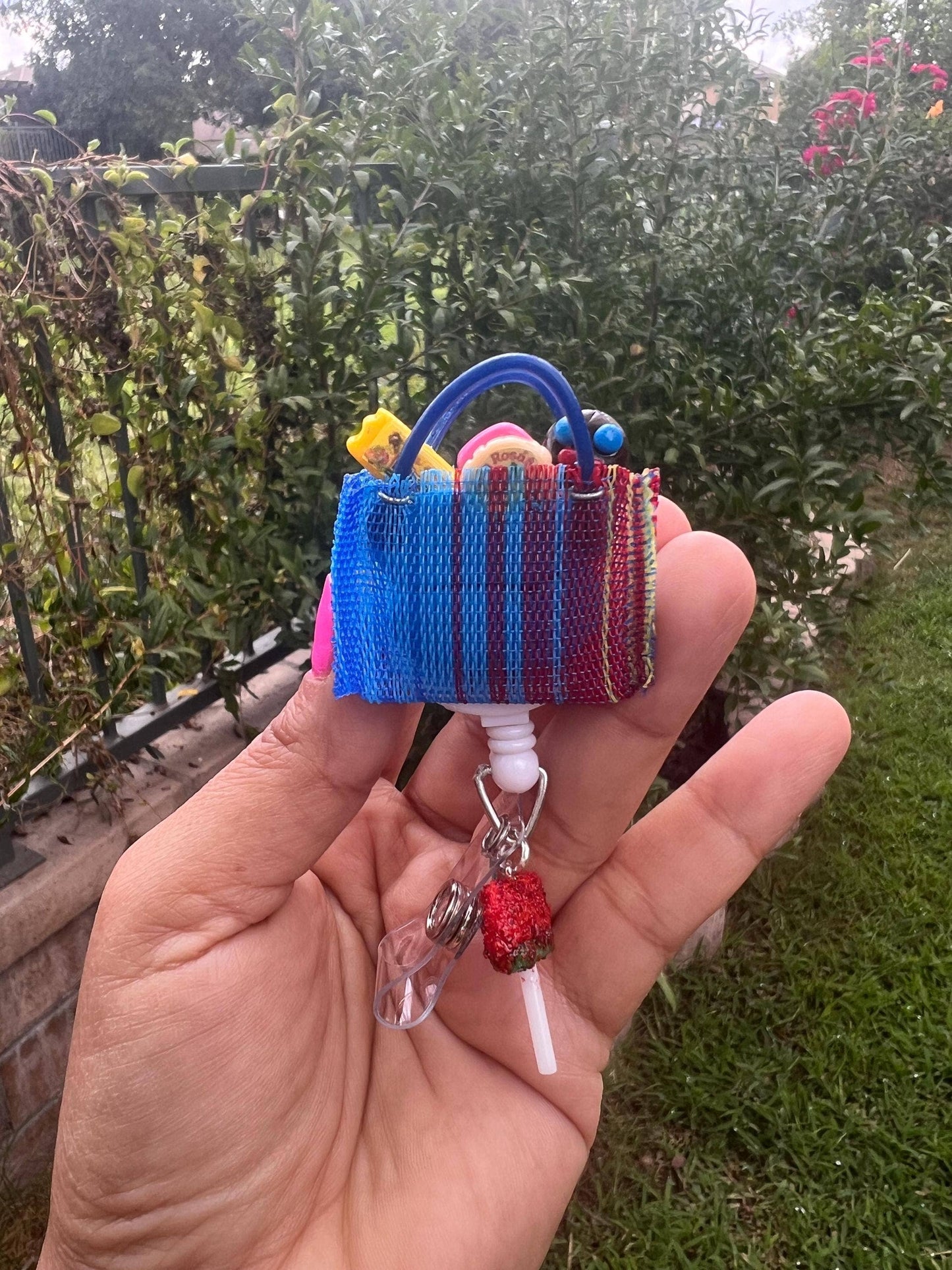 Mercado bolsa con dulces Badge Reel